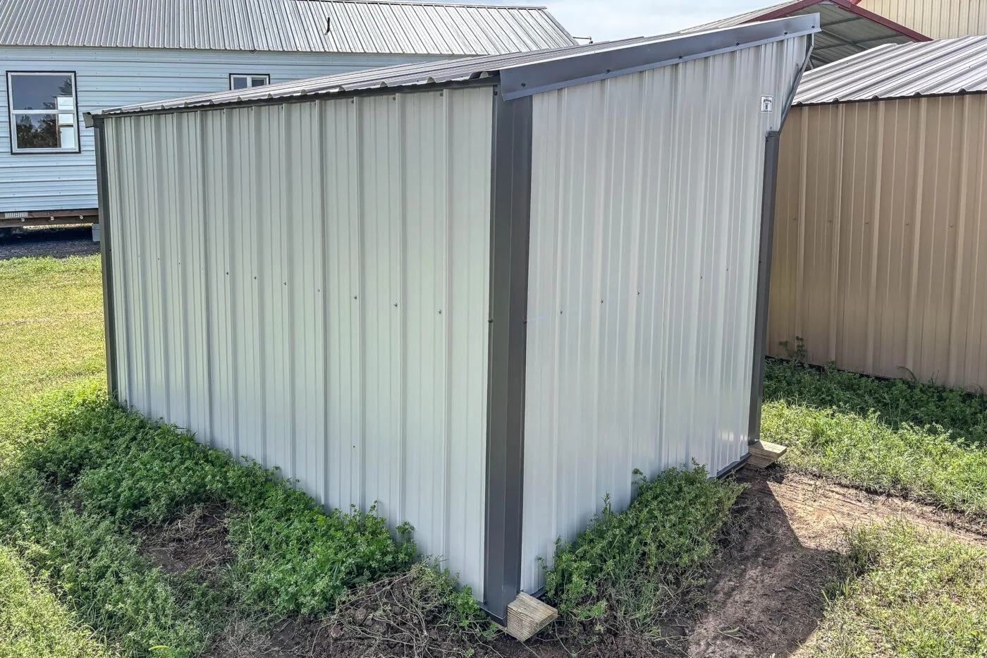 Small gray and white loafing shed