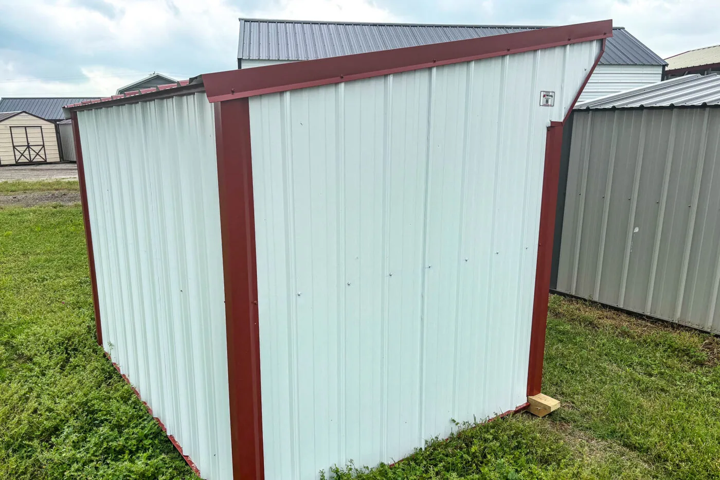 Loafing shed, red and black, back view